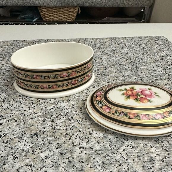 Wedgwood Clio 1992 Bone China Oval Trinket Box w/ Lid Floral Accent‎ Vintage - Picture 3 of 9